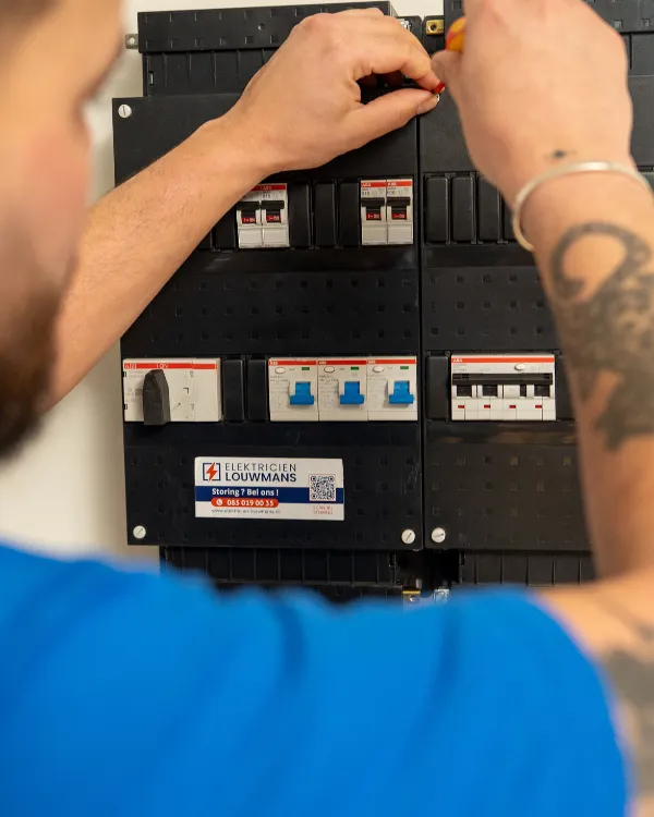 Elektricien werkt aan een nieuwe groepenkast