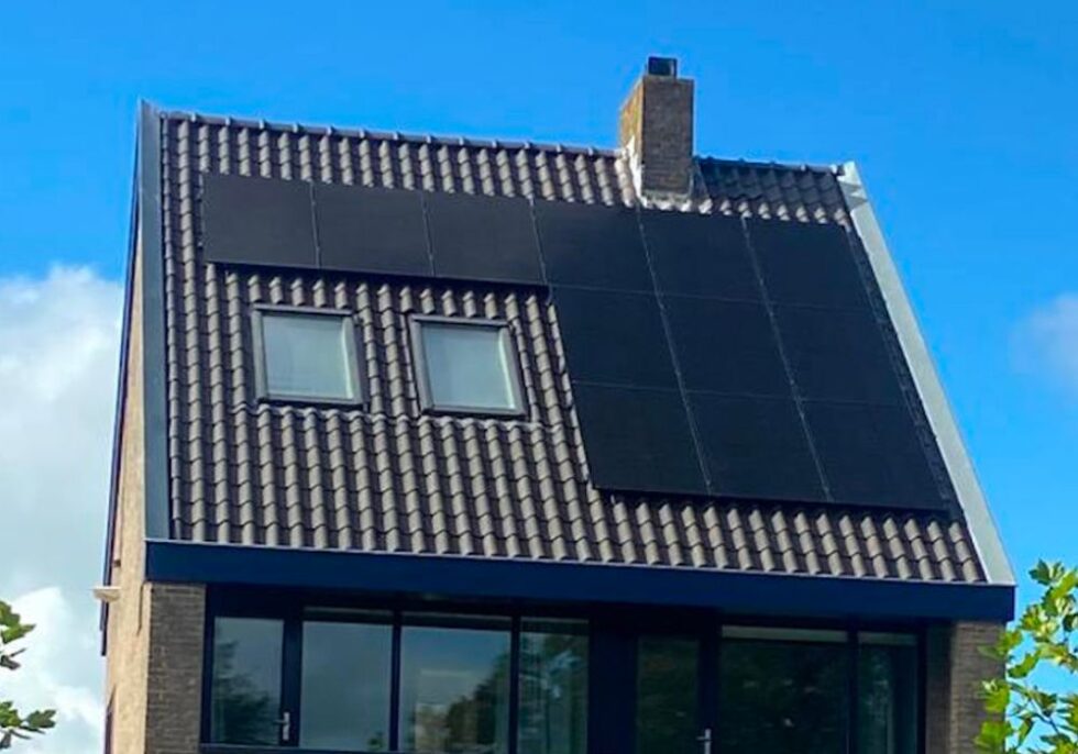Woning met zonnepanelen op het dak