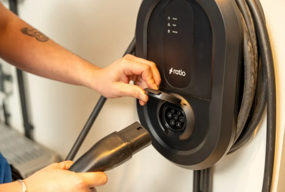 Elektricien installeert een laadpaal aan de muur