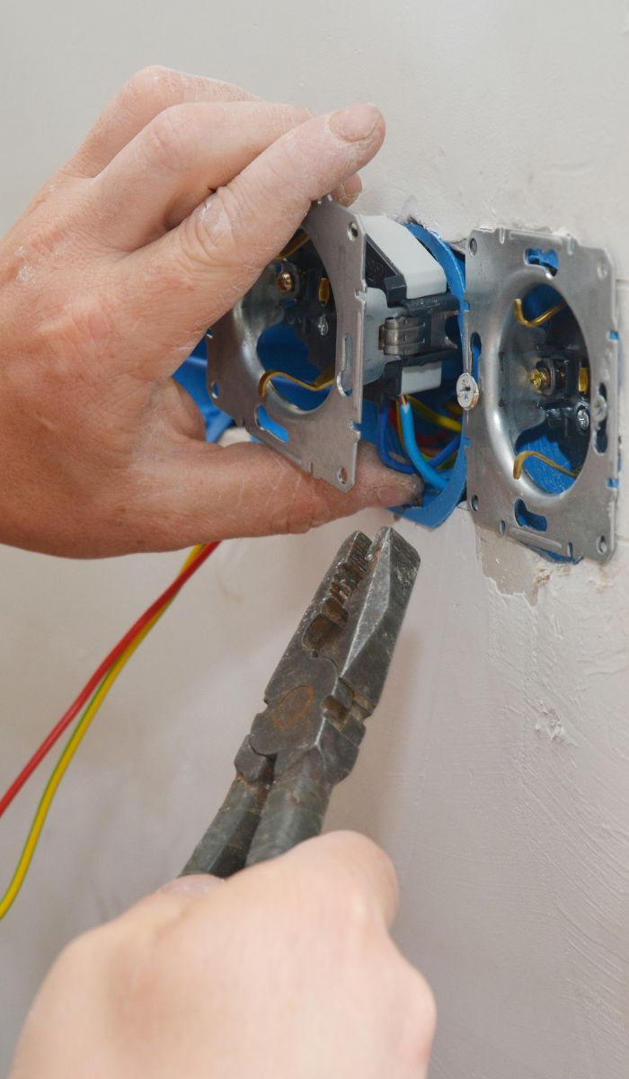 Elektricien sluit een stopcontact aan