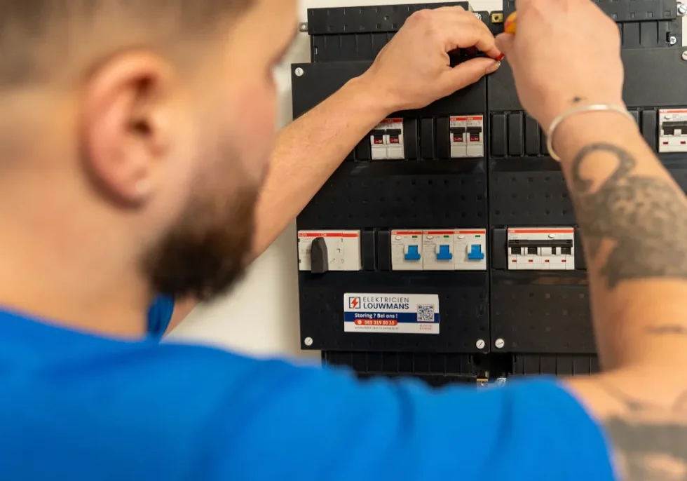 Elektricien installeert een groepenkast