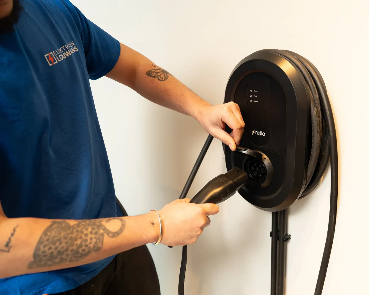 Elektricien van Louwmans bij een installatie voor zware apparaten