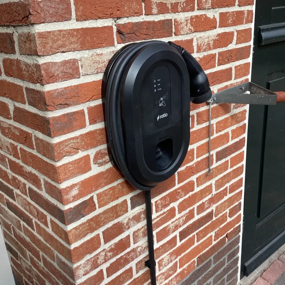 Laadpaal met kabel aan de gevel