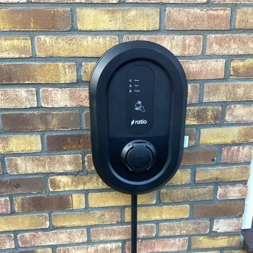 Laadpaal aan de muur bij de oprit