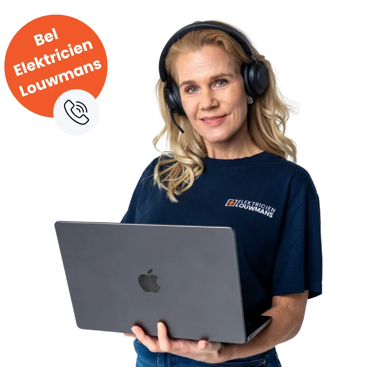 Medewerker klantenservice met headset en laptop
