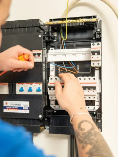 Nieuwe bedrading wordt aangesloten in de groepenkast