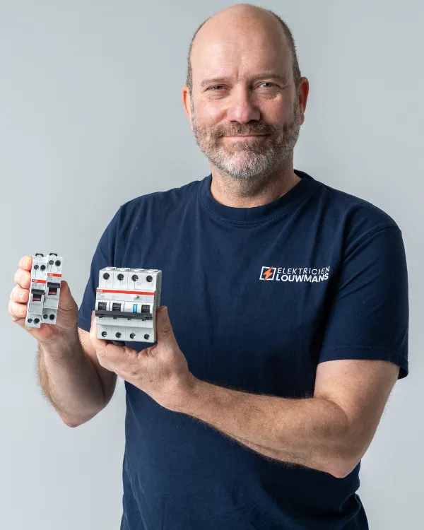 Elektricien houdt installatieautomaten vast voor een extra groep